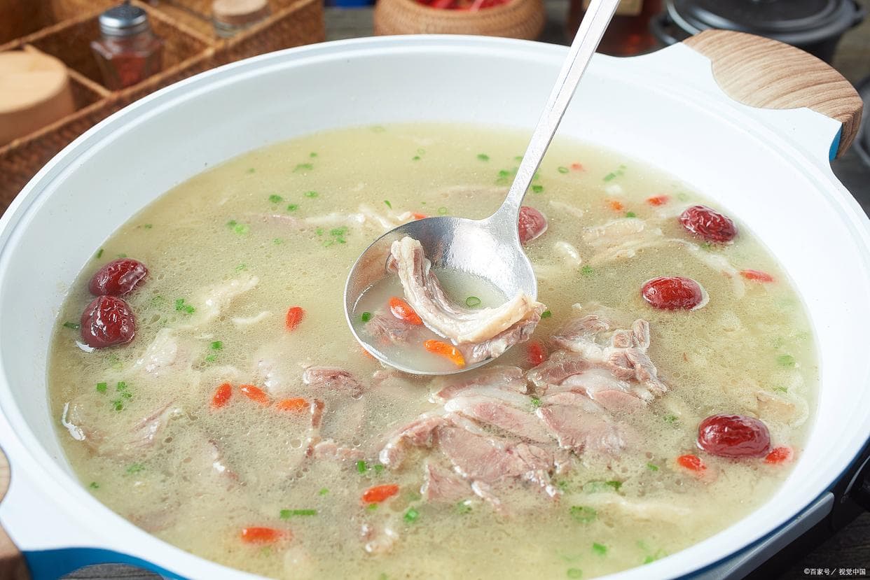 简单又美味的羊肉汤，让你体验原汁原味的美食盛宴！
