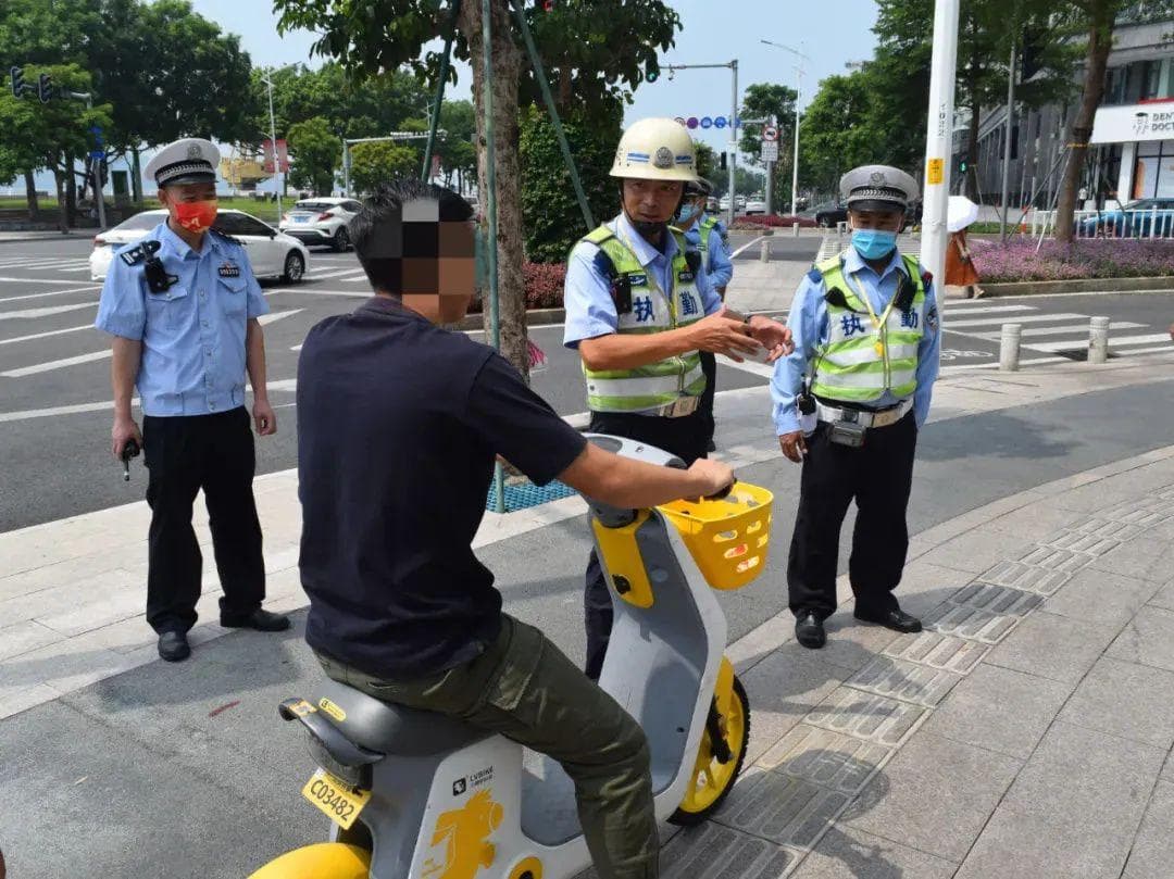 乱停放？逆行？不戴头盔？载人？骑共享电动车违反交规将被“联合封号”！