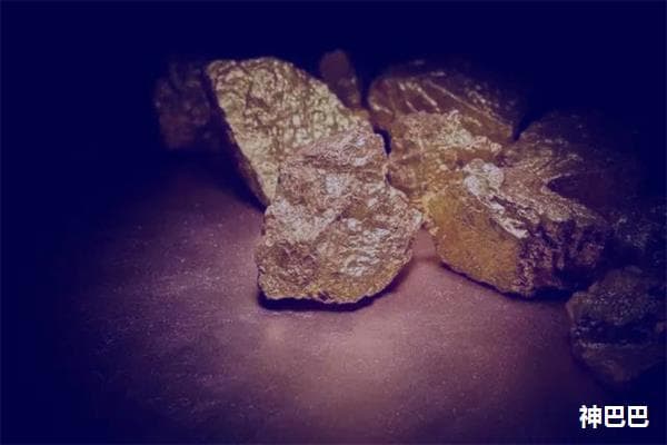 八字日干为庚金的特性是什么？