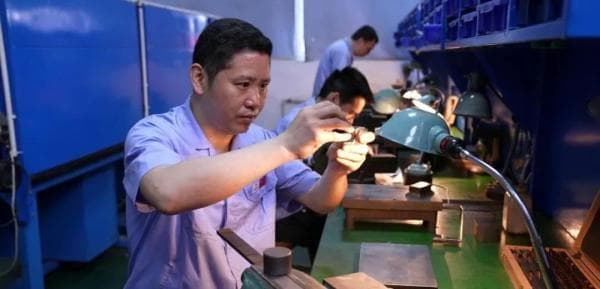 手搓精度"碾压"机器，这届大国工匠够极限！