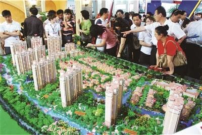 怎么在卖房时制定合理的价格策略？这种策略如何适应市场波动？