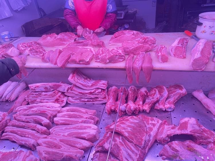 春节前夕上海猪肉价格震荡下行，商户报价13-19元/斤