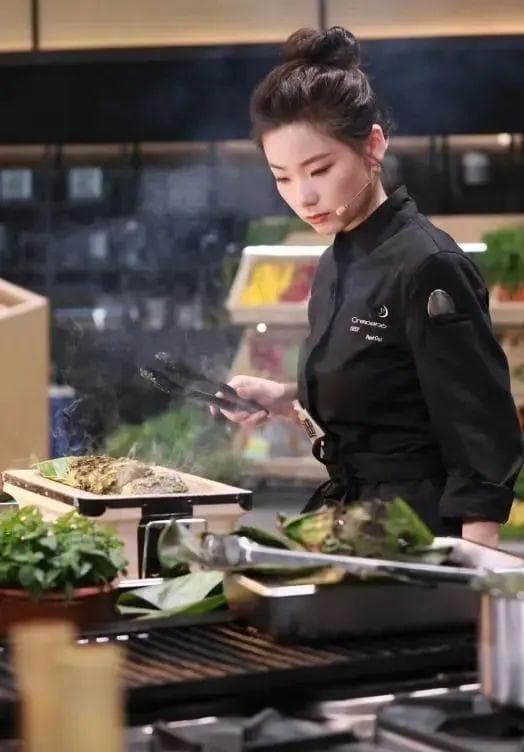 985女学霸转行做厨师遭质疑：浪费教育资源！她却说：天下没有白读的书