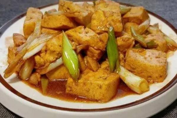 葱烧豆腐，这道看似朴素却内藏乾坤的家常菜肴