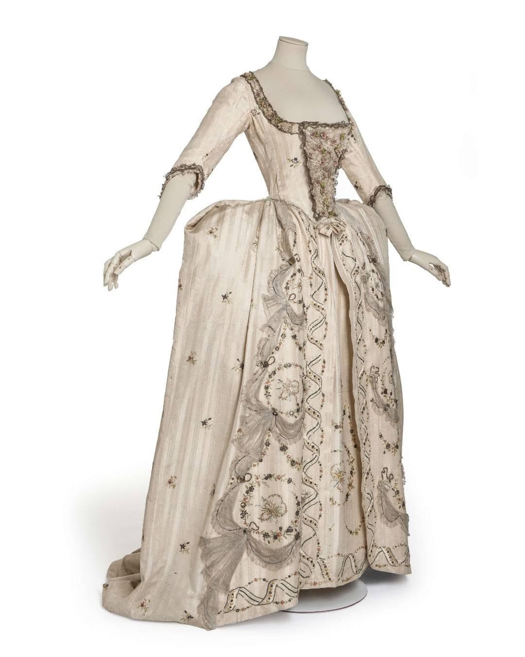 法国百年时尚：巴黎装饰艺术博物馆服饰与珠宝珍藏，1770–1910年