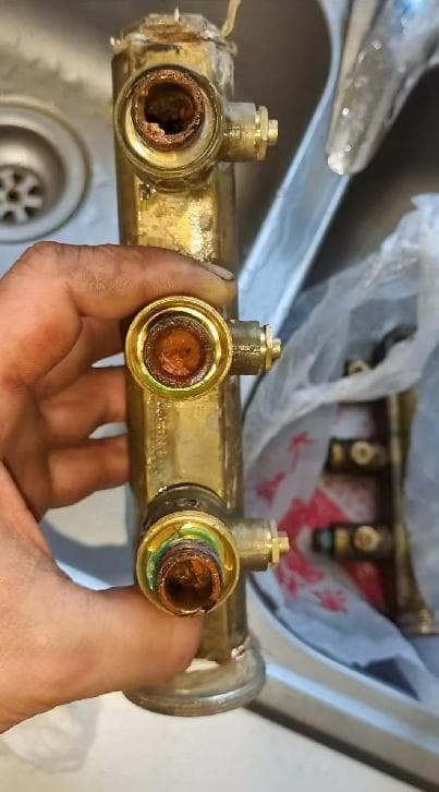 家里地暖咋不热？分水器进水口堵了！