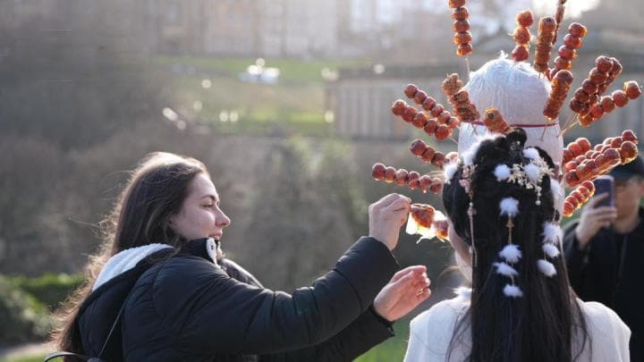 百万网友围观“冰糖葫芦英国奇遇”：读懂中国传统美食背后的文化共情