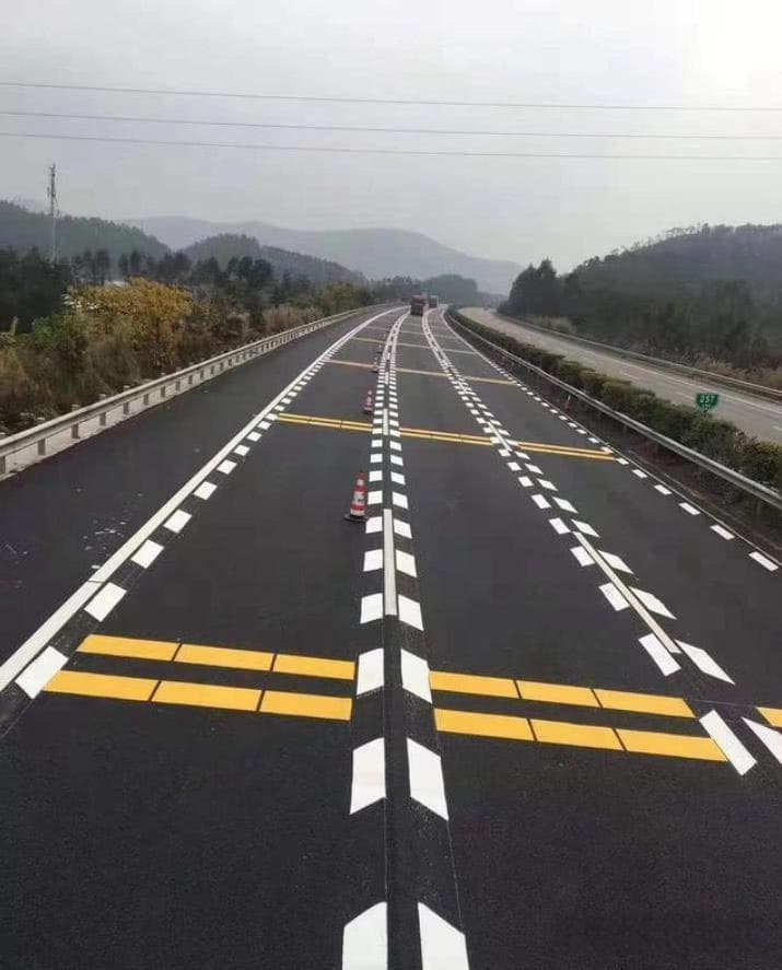 高速公路上的减速带有什么作用？减速带会对车轮有伤害吗？