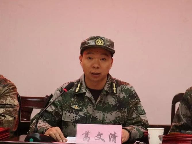 指导员与政委职责有何不同？在军队中各承担什么角色？
