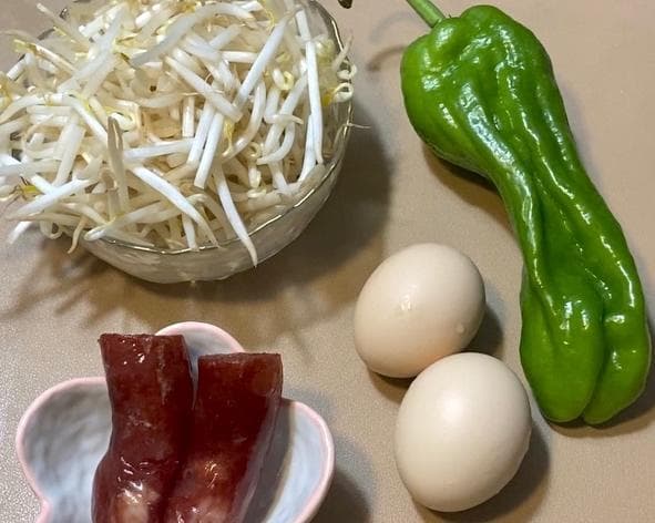 低嘌呤美食：绿豆芽炒鸡蛋，健康又美味！