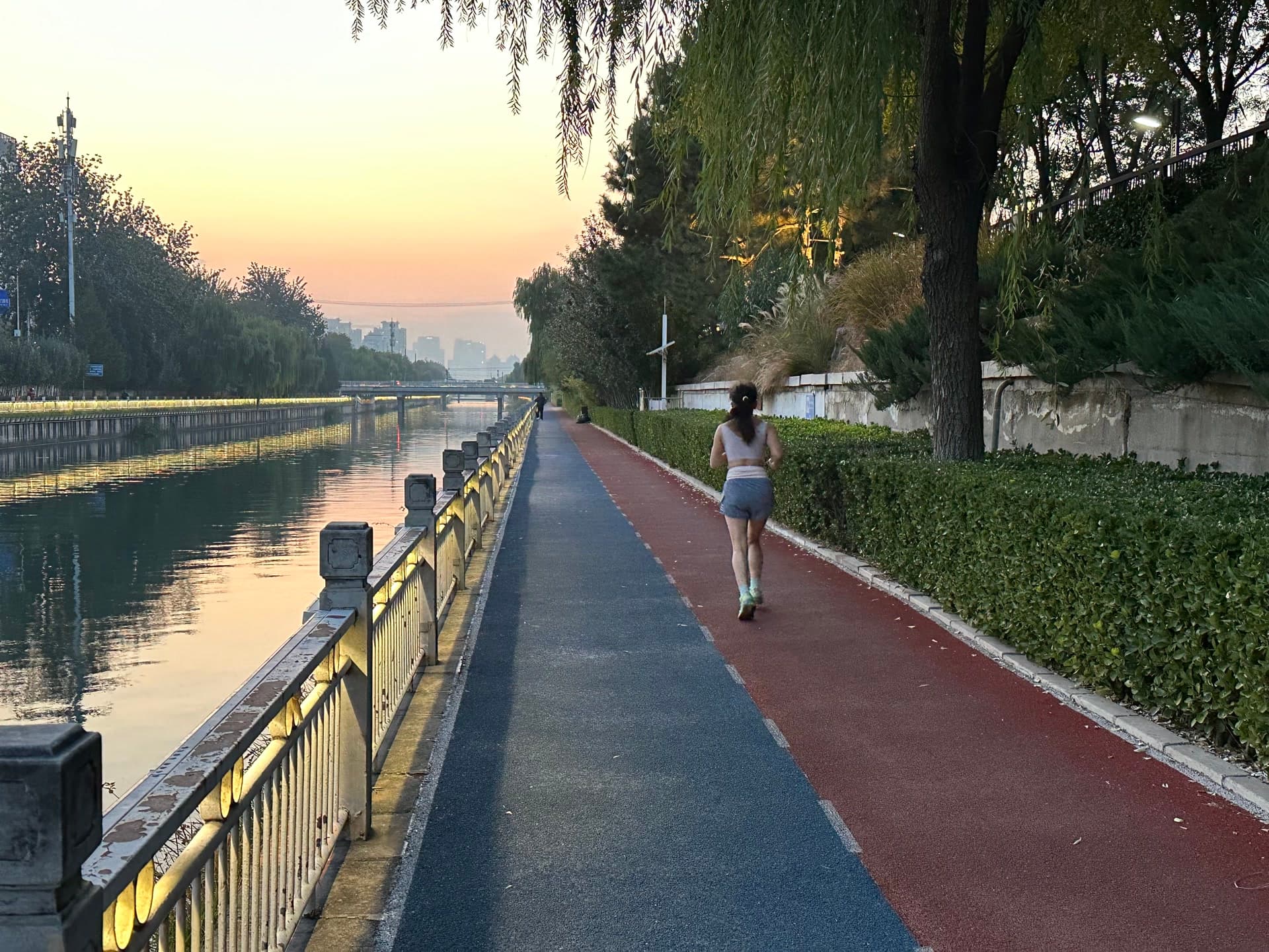 跑步运动蔚然成风！如何让家门口的跑道变得更友好？