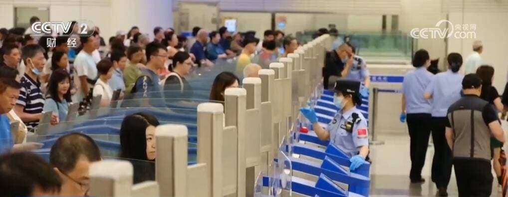 深圳各口岸迎来多轮出入境客流高峰 湾区跨境流动日益频密