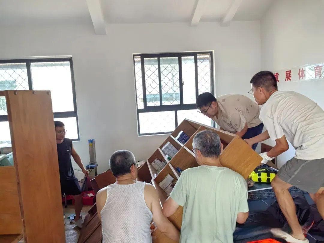 中国援瓦医疗队：震后坚守，大爱无疆