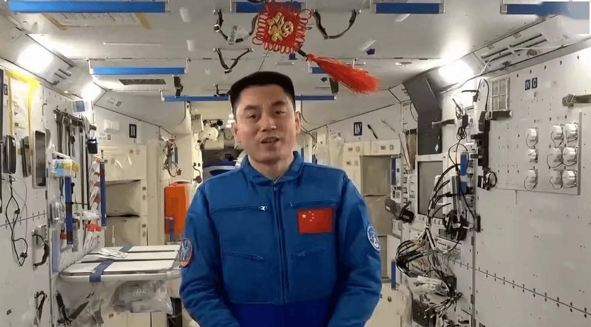 神舟十九号航天员太空过大年：贴春联、吃饺子，太空生活别样精彩