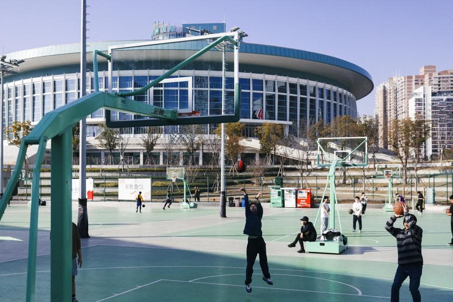 到徐家汇体育公园早锻炼，在苏州河边City Walk，市民健康过年迈开腿