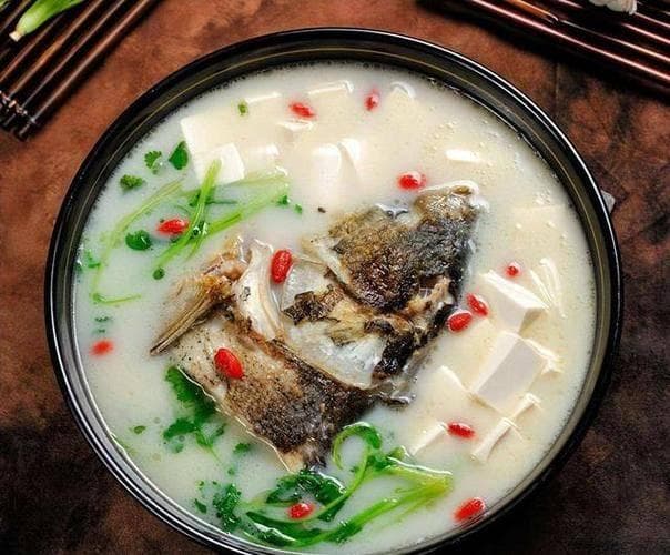 煎鱼头加开水是关键，教你做出完美鱼头豆腐汤