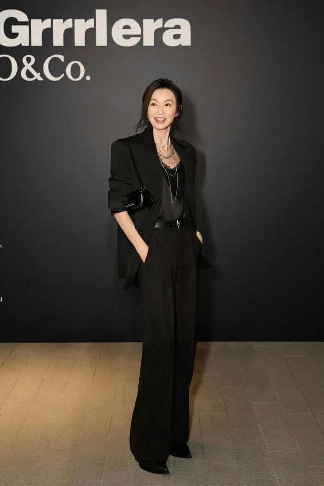 张曼玉60岁亮相上海时装周，三代美女同框成焦点