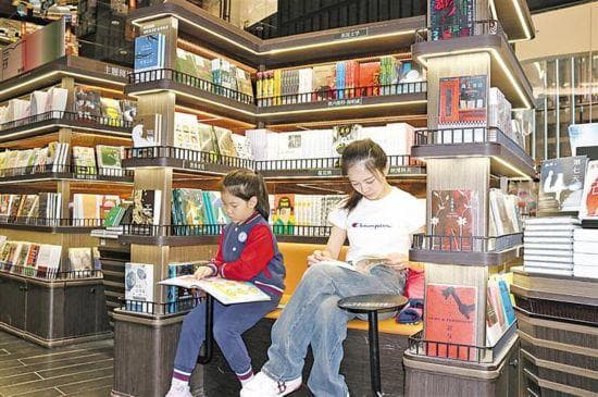 “书香”遇“刷屏”：专家建议重塑青少年阅读生态