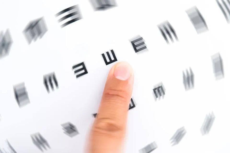 惊！玩手机竟致2300度近视，这些伤眼习惯，你中招了没？快自查！