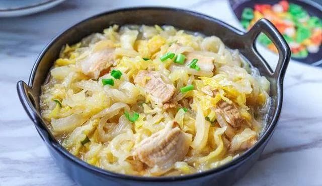 东北酸菜炖五花肉：从选材到出锅的家常菜制作详解