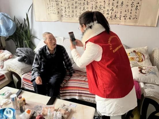 微光聚爱 温暖同行｜高龄认证“上门办” ，帮办代办“暖人心”