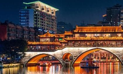 成都青羊区美食街，承载着成都的文化精髓，你仿佛能穿越回古老的成都