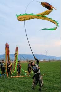 舞武一体、传统与国潮碰撞：黄河岸边的“飞龙舞狮”舞出新传承