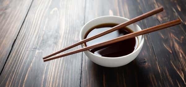 酱油：从传统发酵到现代化学生产，全面解析这味日常调味品