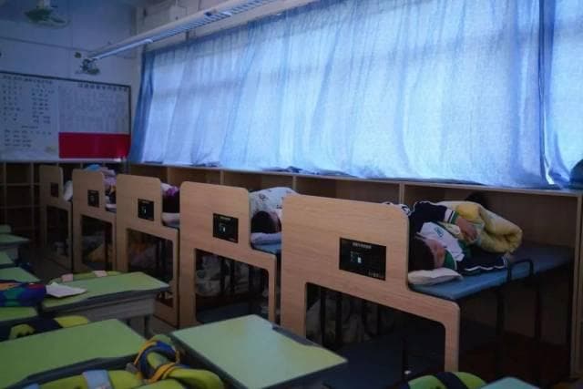 “一键躺睡”，广东学生在进行一种很新的午休
