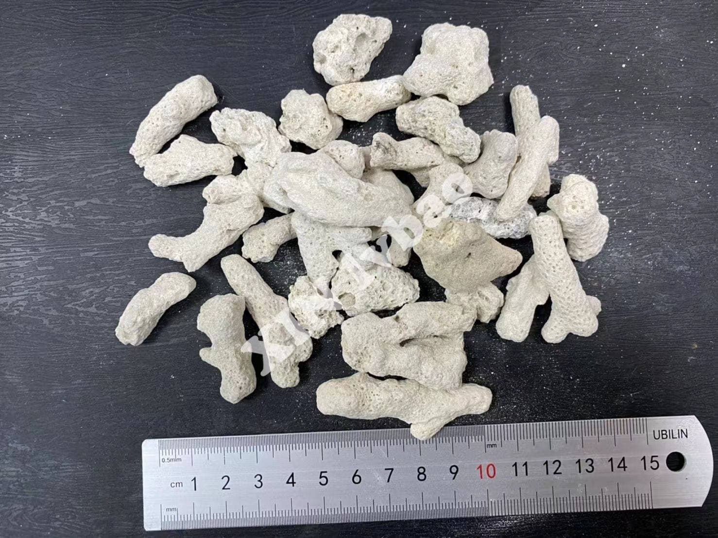 珊瑚沙火山石组合使用，既美观又实用的孔雀鱼养殖法