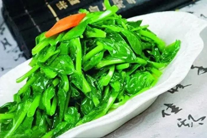 清炒豌豆尖的家常做法：简单几步做出美味佳肴