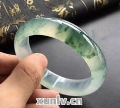 揭秘假翡翠冰飘制作过程：如何鉴别假冰种飘花翡翠手镯与人工合成翡翠？