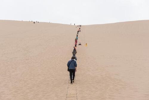 甘肃敦煌最知名的旅游景区之一，除了莫高窟还有这一处沙漠