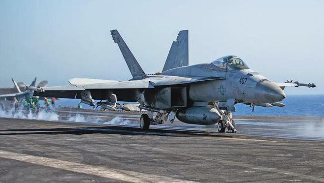美国海军F/A-18E/F“杀人蜂”空战新配置 挂载九枚空空导弹升空
