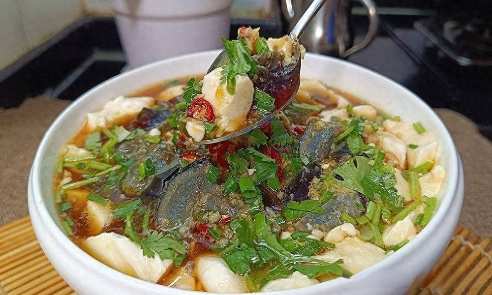 内脂豆腐怎么做好吃？教你新做法，把它和皮蛋一起拌，味道相当棒