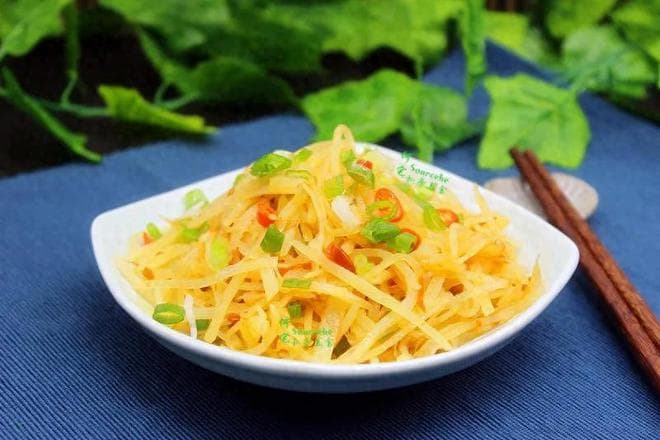 酸辣土豆丝：一口就让你停不下来的绝妙美味！