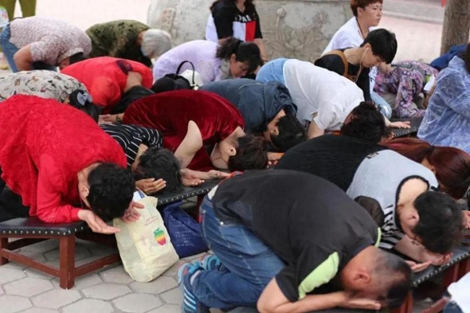 哪些年俗正在被年轻人遗忘？拜年磕头是陋习还是应该坚守？
