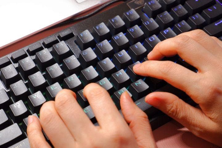 “公知体”变异新动向：伪装爱国，制造对立
