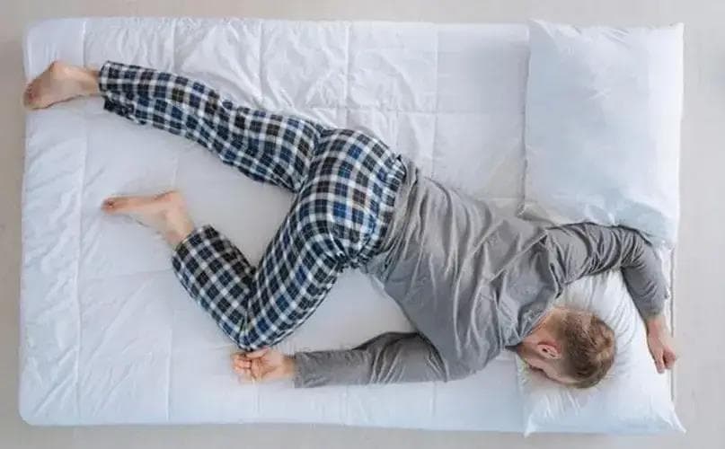 这种最舒服的“睡觉姿势”，正在毁掉你的脊椎！
