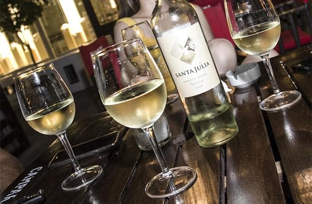 起泡酒和干白的区别 气泡酒和白葡萄酒哪个好喝