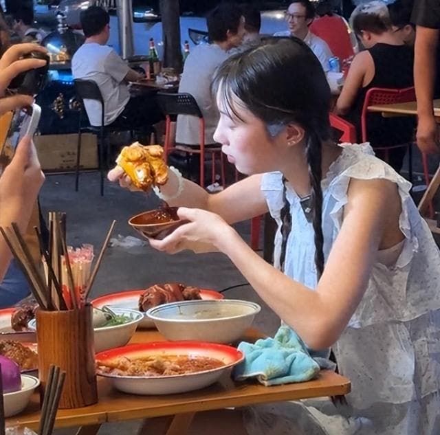 吃播博主点15斤海鲜引质疑，店家证实：真的全吃完了