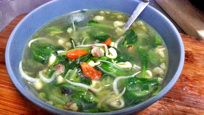 腊肉蔬菜豆汤：春寒料峭，来碗暖身汤吧