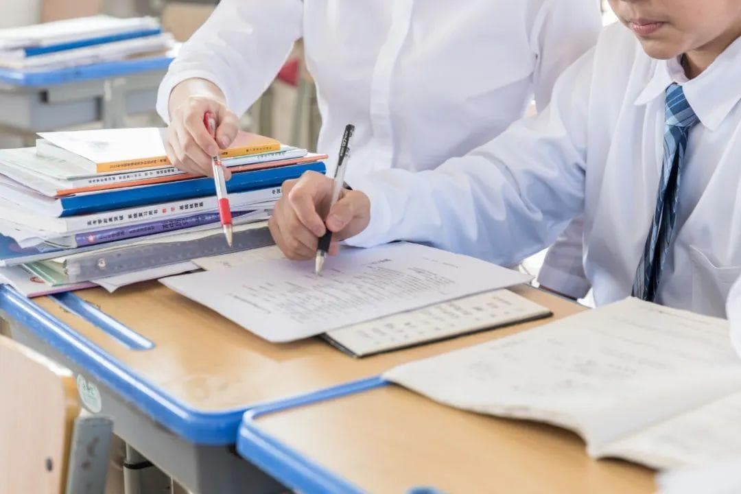00后教师的困境：身心俱疲，理想破灭