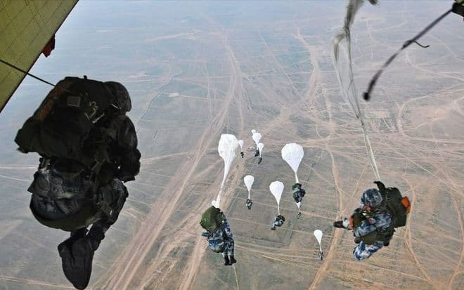 现代战争中，空降兵威力依然巨大，解放军组建空降兵军是最好证明