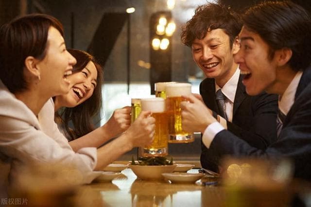 一杯白酒等于几瓶啤酒？怎么比才公平？教你科学计算，别吃亏了