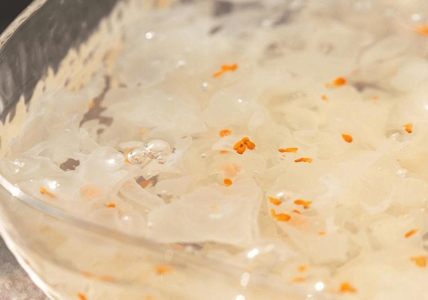 银耳羹：天然美容佳品，滋补养颜的冬季暖身汤
