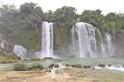 崇左“三月三”：打卡德天瀑布和友谊关，体验中越跨境旅游新玩法