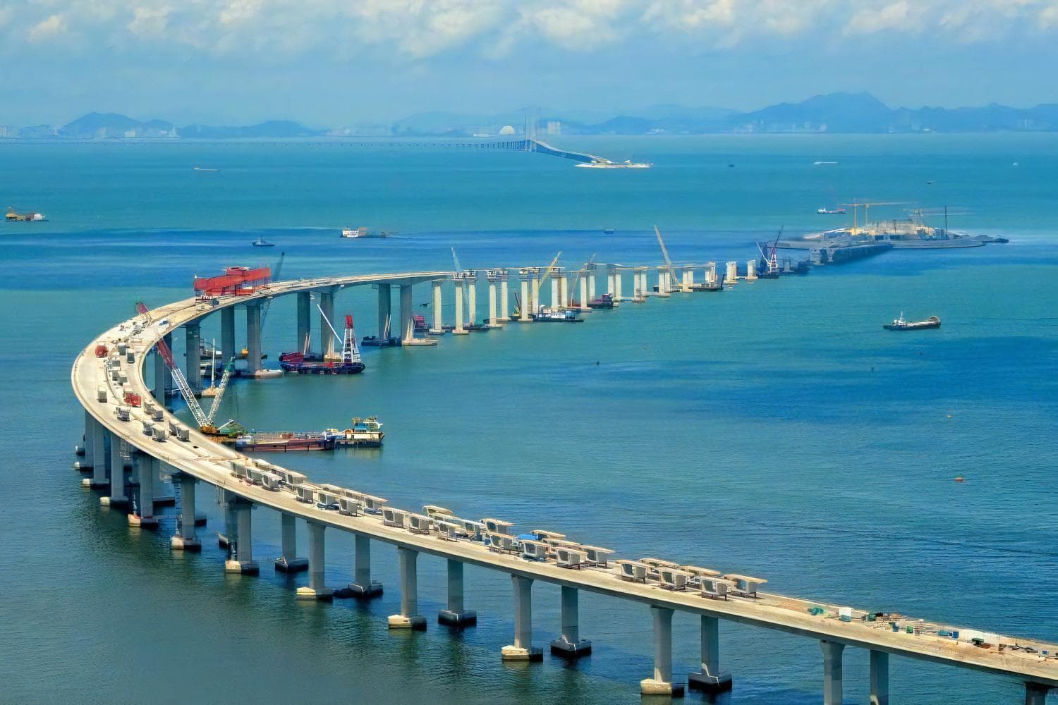 跨海大桥为何总是弯弯曲曲，修成直的不是更省钱？其实弯的才省钱
