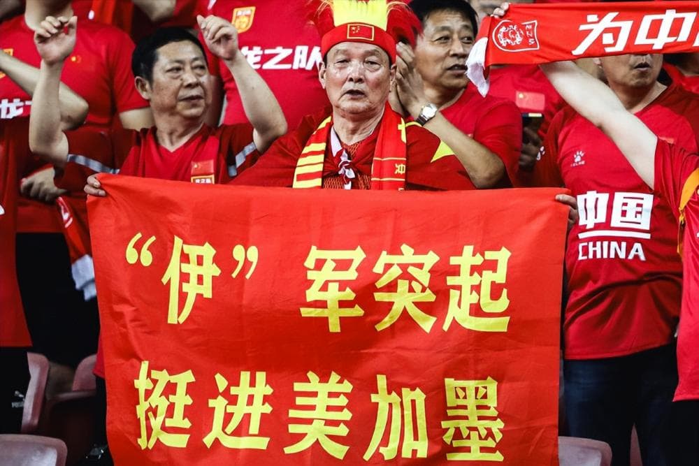国足世预赛遭打击，新加坡兴奋庆祝搞坏角旗杆，伊万已无试错空间