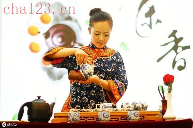 品茶三步骤：审茶、观茶、品茶